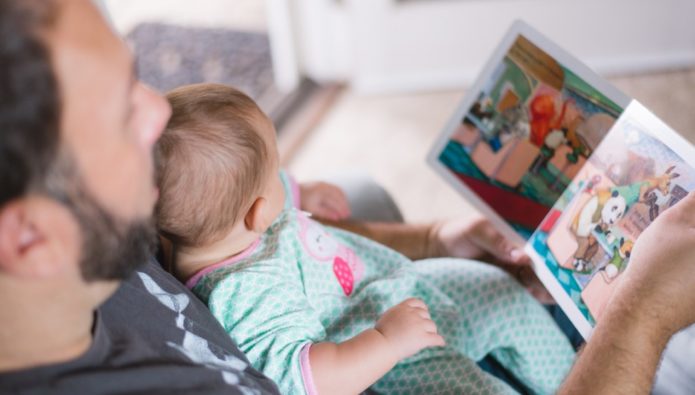 Vater liest aus Buch vor
