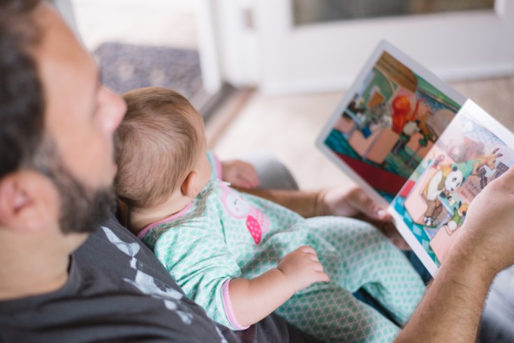 Vater liest aus Buch vor